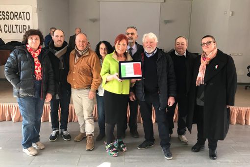 Il signor Carlo Bergamaschi, al centro, riceve il riconoscimento Il signor Carlo Bergamaschi, al centro, riceve il riconoscimento