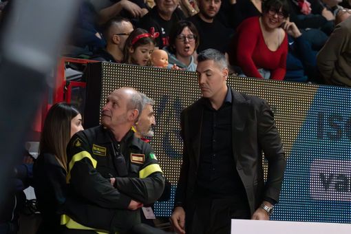 Luis Scola esce da Masnago dopo la debacle contro Brescia Luis Scola esce da Masnago dopo la debacle contro Brescia