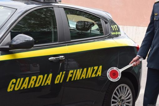 Percepiva il reddito di cittadinanza ma gestiva in casa una boutique di abiti contraffatti: donna di Rovellasca denunciata