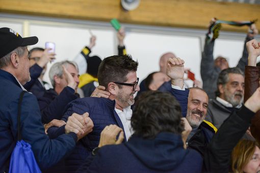 Carlo Bino, presidente dei Mastini, in tripudio in tribuna nel minuto finale che ha deciso il campionato e, sotto, davanti al popolo giallonero in gara 6 a Caldaro (Photosport & More) Carlo Bino, presidente dei Mastini, in tripudio in tribuna nel minuto finale che ha deciso il campionato e, sotto, davanti al popolo giallonero in gara 6 a Caldaro (Photosport & More)