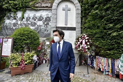 Il Grande Torino non è morto, è soltanto in trasferta: 71 anni anni dopo a Superga c'è solo Cairo. «Questo silenzio ci permette di ascoltare» (FOTO e VIDEO) Il Grande Torino non è morto, è soltanto in trasferta: 71 anni anni dopo a Superga c'è solo Cairo. «Questo silenzio ci permette di ascoltare» (FOTO e VIDEO)