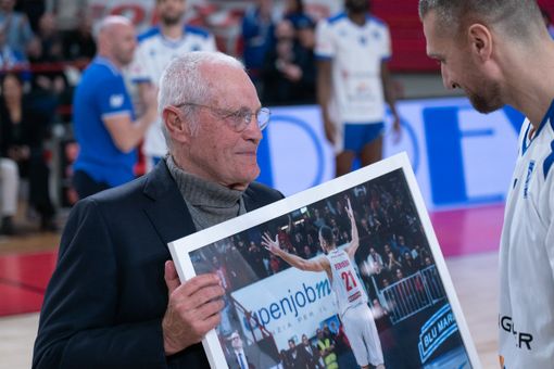 Toto Bulgheroni una settimana fa a Masnago mentre premia Giancarlo Ferrero