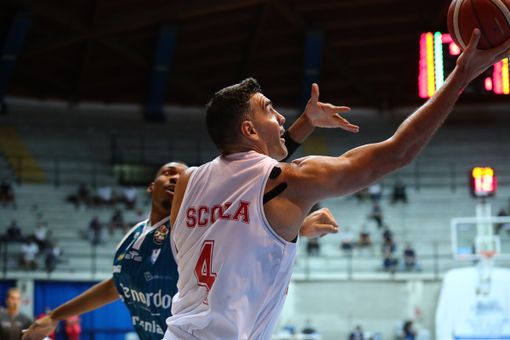Tanti punti, ma anche errori. E questa volta Scola sotto canestro è stato più volte ingabbiato dalla difesa canturina (foto Alberto Ossola / Pallacanestro Varese)