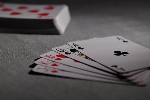 Baccarat, Blackjack e Poker: Come Sono Apparsi i Prototipi dei Popolari Giochi di Casino dal Vivo