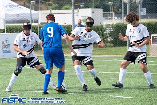 Daniele Cassioli campione anche con la palla ai piedi e la maglia del Crema. Sotto nella gallery Stefano Pozzan e Alessia Berra della Polha, davanti a tutti nel campionato italiano in acque libere di Alghero