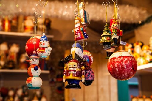 Una settimana di bancarelle nel cuore della città: torna il mercatino dei centri anziani