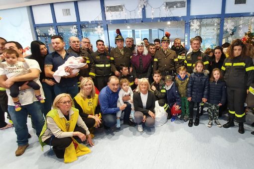 FOTO. I vigili del fuoco portano la Befana in autoscala. Che sorpresa per i piccoli pazienti di Varese, Busto, Tradate e Cittiglio