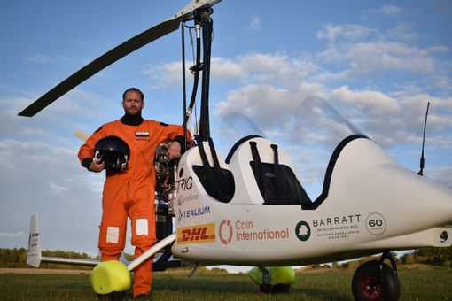 James Ketchell posa davanti al suo Magni M16C, l'autogiro costruito dalla Magni Gyro di Besnate