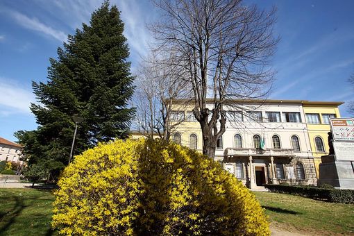 Il municipio di Tradate (foto dalla pagina Facebook del Comune)