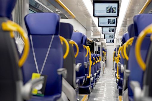 LA NOVITA'. Ecco il nuovo Donizetti che debutta domenica sulla Milano-Gallarate-Luino. E' il primo di 41 convogli veloci