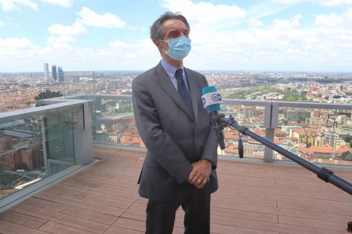 Fontana: «I negozi da domenica possono riaprire, le seconde e terze classi delle medie da lunedì torneranno a fare lezione in presenza» Fontana: «I negozi da domenica possono riaprire, le seconde e terze classi delle medie da lunedì torneranno a fare lezione in presenza»