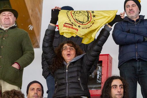 Un vessillo della leggendaria Kronenbourg è tornato sugli spalti di via Albani: Mastini, fateci ancora sognare (foto Galbiati) Un vessillo della leggendaria Kronenbourg è tornato sugli spalti di via Albani: Mastini, fateci ancora sognare (foto Galbiati)