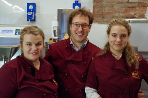Sandor fra Giulia Beitone a sx chef pasticcera e la sorella Michelle a dx Sandor fra Giulia Beitone a sx chef pasticcera e la sorella Michelle a dx