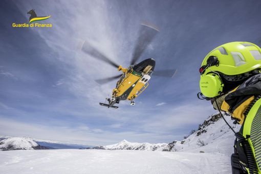 La sezione aerea della Guardia di Finanza di Varese "angeli" della neve