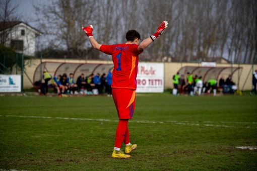 Il portierone Cavalleri esulta a Robbio, come i compagni sotto in gallery (Foto Samuele Lucchi - Solbiatese Calcio 1911)