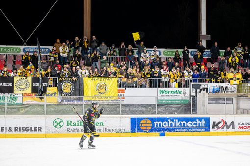 Il popolo giallonero a Caldaro un martedì sera feriale durante il giro di pista finale di Edo Raimondi (foto Alessandro Umberto Galbiati)
