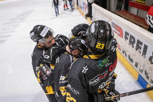 Pizzo, Marcello e capitan Vanetti stringono nell'ultimo abbraccio da compagni in pista a Caldaro Edo Raimondi: mercoledì il saluto finale a tutti i Mastini e al numero 91, emblema e simbolo dello spirito giallonero (foto Alessandro Galbiati)