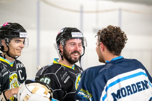 Riccardo Privitera dei Crazy Bees saluta l'amico Leonardo Mordenti degli Storm Pinerolo dopo l'amichevole vinta dalla formazione varesina contro i piemontesi di Division I: sotto le prime otto foto della sfida di via Albani e le altre dei Crazy protagonisti nella Categoria C Riccardo Privitera dei Crazy Bees saluta l'amico Leonardo Mordenti degli Storm Pinerolo dopo l'amichevole vinta dalla formazione varesina contro i piemontesi di Division I: sotto le prime otto foto della sfida di via Albani e le altre dei Crazy protagonisti nella Categoria C