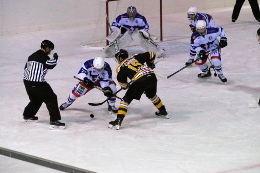 Il derby di hockey Como-Varese di 10 giorni fa a Casate. Oggi la chiusura dell'impianto Il derby di hockey Como-Varese di 10 giorni fa a Casate. Oggi la chiusura dell'impianto