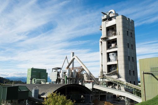 Lo stabilimento della Holcim Lo stabilimento della Holcim