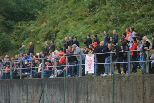 Tanti tifosi biancorossi non hanno voluto perdersi l'esordio del Città di Varese (foto Fabrizio Riboni)
