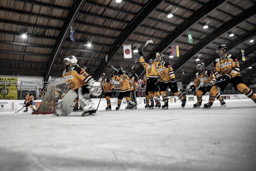 La corsa sotto la curva dei Mastini dopo l'ennesima impresa (Foto e gallery di Alessandro Galbiati)