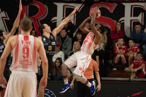 Le prestazioni di Mayo sono... in caduta libera (foto Averna / Archivio)