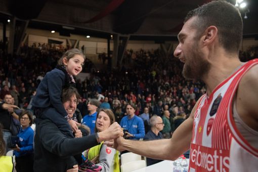 La stretta di mano tra capitan Ferrero e un tifoso che porta in spalla la sua bimba, rapita dall'emozione di una serata magica (foto Fabio Averna)