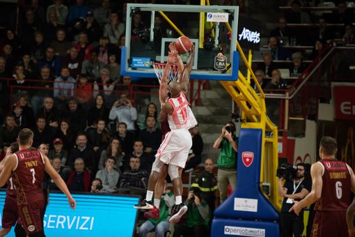 Jeremy Simmons in volo sopra Venezia: schiacciata vincente e fallo, una delle tante perle della sua partita (foto Fabio Averna)