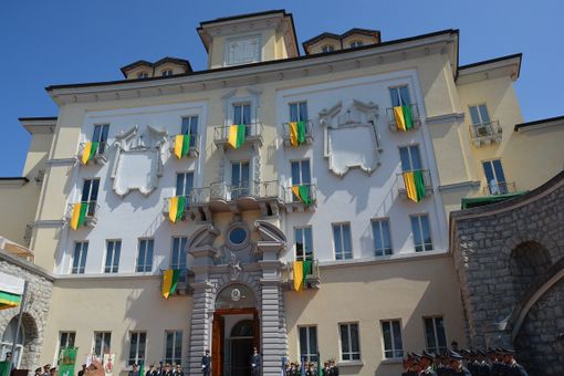 Taglio di nastro per la nuova caserma della Guardia di Finanza. Con una dedica speciale