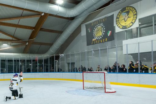 Odoni inginocchiato davanti al primo Mastino, Marco Fiori, con la Coppa Italia e le mani unite: stasera, ragazzi gialloneri, regaliamogliene un'altra