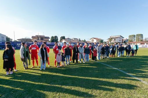L’ingresso in campo a Venegono con madri, compagne, mogli, amiche, sorelle e figlie per supportare la battaglia alla violenza sulle donne
