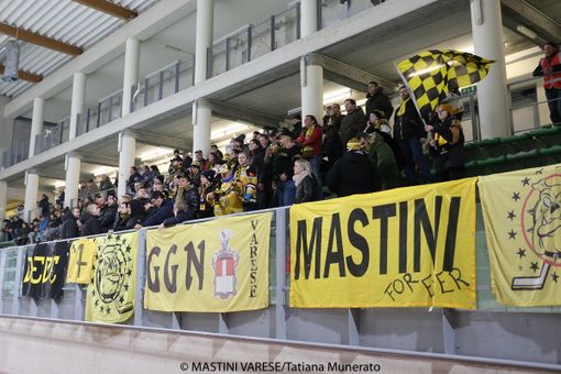Nella foto di Tatiana Munerato il pubblico giallonero questa sera a Torre Pellice