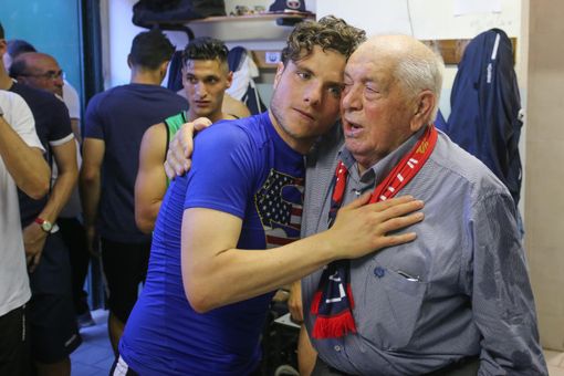 Max Di Caro, direttore generale della Varesina, e la fonte della sua energia e della sua forza: l'indimenticabile nonno Umberto Belletti (foto Enrico Scaringi) Max Di Caro, direttore generale della Varesina, e la fonte della sua energia e della sua forza: l'indimenticabile nonno Umberto Belletti (foto Enrico Scaringi)