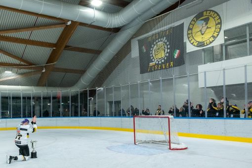 Daniele Odoni inginocchiato davanti alla maglia di Marco Fiori dopo aver appena vinto la Coppa Italia: è una delle foto più belle scattate dal nostro Alessandro Galbiati
