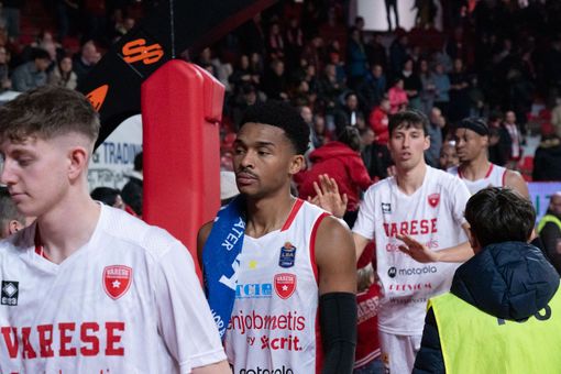 La rabbia e la contestazione degli Arditi: striscioni pesanti in serata fuori dal palazzetto La rabbia e la contestazione degli Arditi: striscioni pesanti in serata fuori dal palazzetto