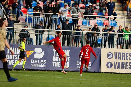 Pertosa segna il 2-2 che tiene vivo il sogno della Varesina Pertosa segna il 2-2 che tiene vivo il sogno della Varesina