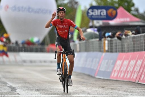 Gino Mader, cuore svizzero che il giorno dopo la caduta del suo capitano Landa trionfa ad Ascoli dedicandogli la vittoria (foto tratta dalla pagina Facebook ufficiale del Giro) Gino Mader, cuore svizzero che il giorno dopo la caduta del suo capitano Landa trionfa ad Ascoli dedicandogli la vittoria (foto tratta dalla pagina Facebook ufficiale del Giro)