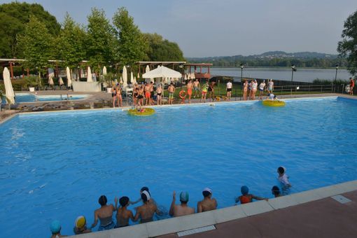 Adesso è davvero estate: domani riapre la piscina del Lido della Schiranna Adesso è davvero estate: domani riapre la piscina del Lido della Schiranna