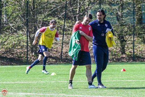 Il sorriso di Porro e del Pira all'allenamento di oggi alle Bustecche (foto Città di Varese-Agenzia Blitz)