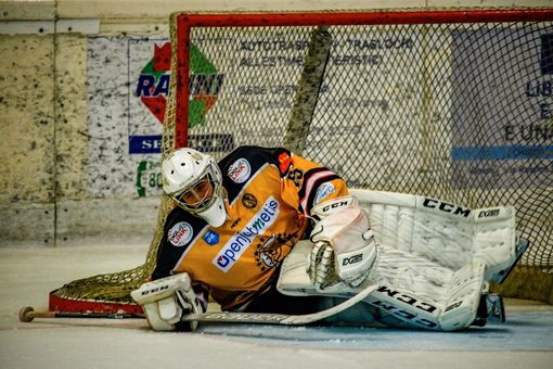 Una magnifica foto di Alessandro Galbiati con il portiere disteso davanti alla gabbia