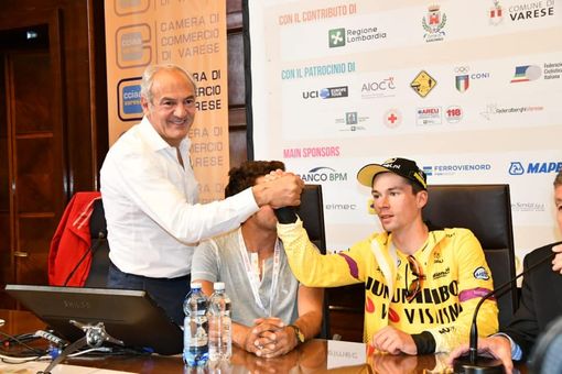 Renzo Oldani stringe la mano al vincitore della Tre Valli Primoz Roglic, 29 anni: lo sloveno è il numero uno mondiale ed è alla tredicesima vittoria del 2019 (foto di Vittorio Ballerio tratta dal profilo Facebook di Renzo Oldani) Renzo Oldani stringe la mano al vincitore della Tre Valli Primoz Roglic, 29 anni: lo sloveno è il numero uno mondiale ed è alla tredicesima vittoria del 2019 (foto di Vittorio Ballerio tratta dal profilo Facebook di Renzo Oldani)