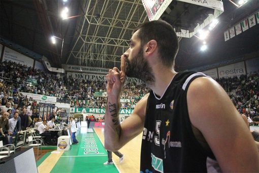 Zitti tutti, parla Varese: un'immagine indimenticabile, il cielo sportivo di 10 anni di Consorzio. La bomba di Sakota a 62 centesimi dalla fine di gara 6 della semifinale scudetto ammutolisce la Montepaschi