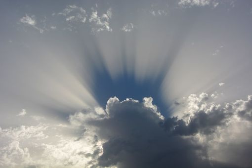 Temporali possibili nella seconda parte della giornata. Domani il vento riporta il sole