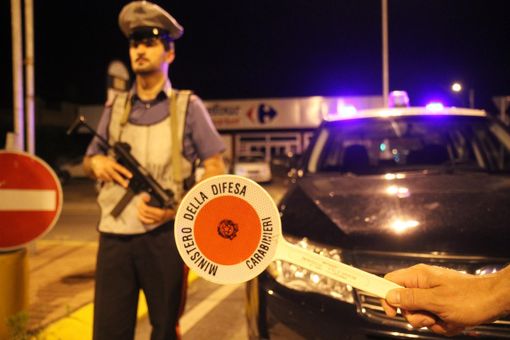 Fugge all'alt dei carabinieri, scappa nei boschi e poi aggredisce i militari Fugge all'alt dei carabinieri, scappa nei boschi e poi aggredisce i militari