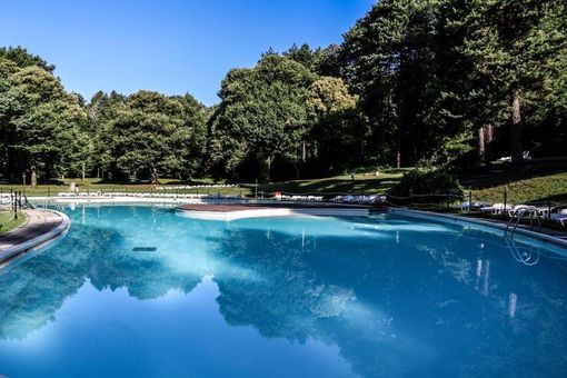 Niente domenica di festa e balli attorno alla piscina del Poggio di Luvinate Niente domenica di festa e balli attorno alla piscina del Poggio di Luvinate