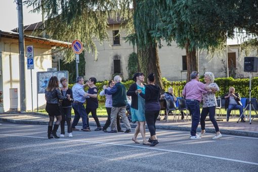 A Besozzo la piazza della stazione ferroviaria si trasforma in una pista da ballo