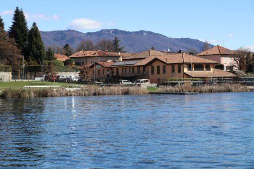 La squadra giovanile della Canottieri Monate fa incetta di medaglie sul lago di Comabbio