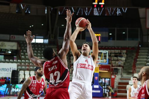 IL COMMENTO DI FABIO GANDINI. Gli striscioni sui sedili vuoti, la bandiera argentina in curva, un'amichevole travestita da trofeo e i pianeti attorno al sole Scola IL COMMENTO DI FABIO GANDINI. Gli striscioni sui sedili vuoti, la bandiera argentina in curva, un'amichevole travestita da trofeo e i pianeti attorno al sole Scola