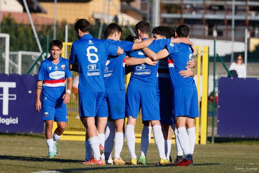 Varesina, la famiglia del gol dopo il 3-0 di Gasparri (foto Enrico Scaringi) Varesina, la famiglia del gol dopo il 3-0 di Gasparri (foto Enrico Scaringi)